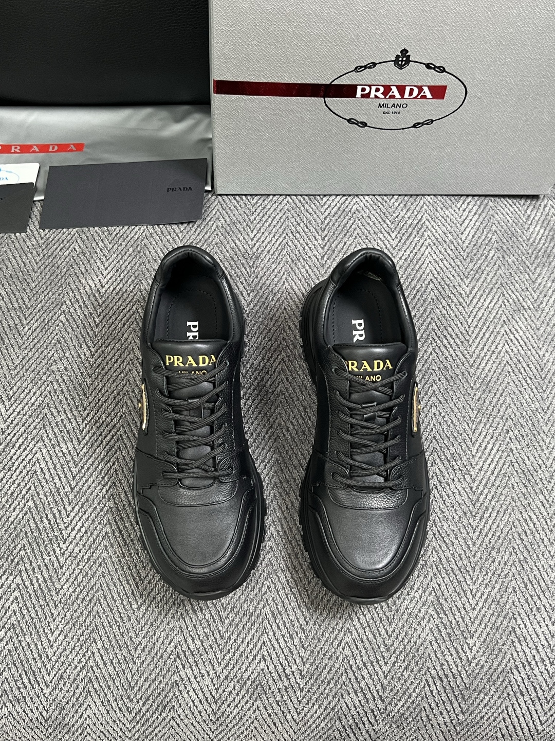 Prada  高品质  顶级工艺品，普拉达  专柜同步，原厂配置意大利进口牛皮面料，进口牛皮内里垫，透气舒适，鞋底：原厂