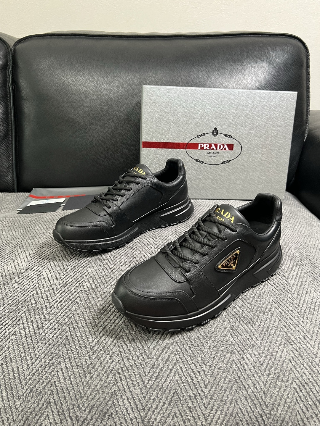 Prada  高品质  顶级工艺品，普拉达  专柜同步，原厂配置意大利进口牛皮面料，进口牛皮内里垫，透气舒适，鞋底：原厂