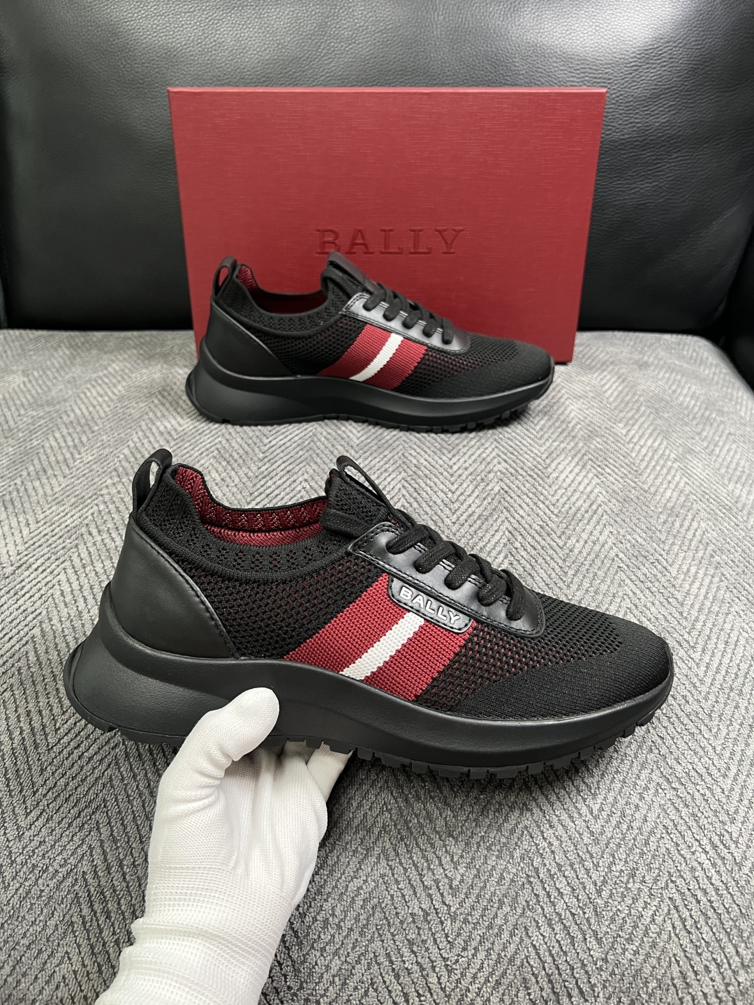 BALLY  高品质  顶级工艺品  巴利 专柜同原厂配置 ，鞋面意大利进口飞织面料，进口水染牛皮里垫 ，鞋底：原厂特供