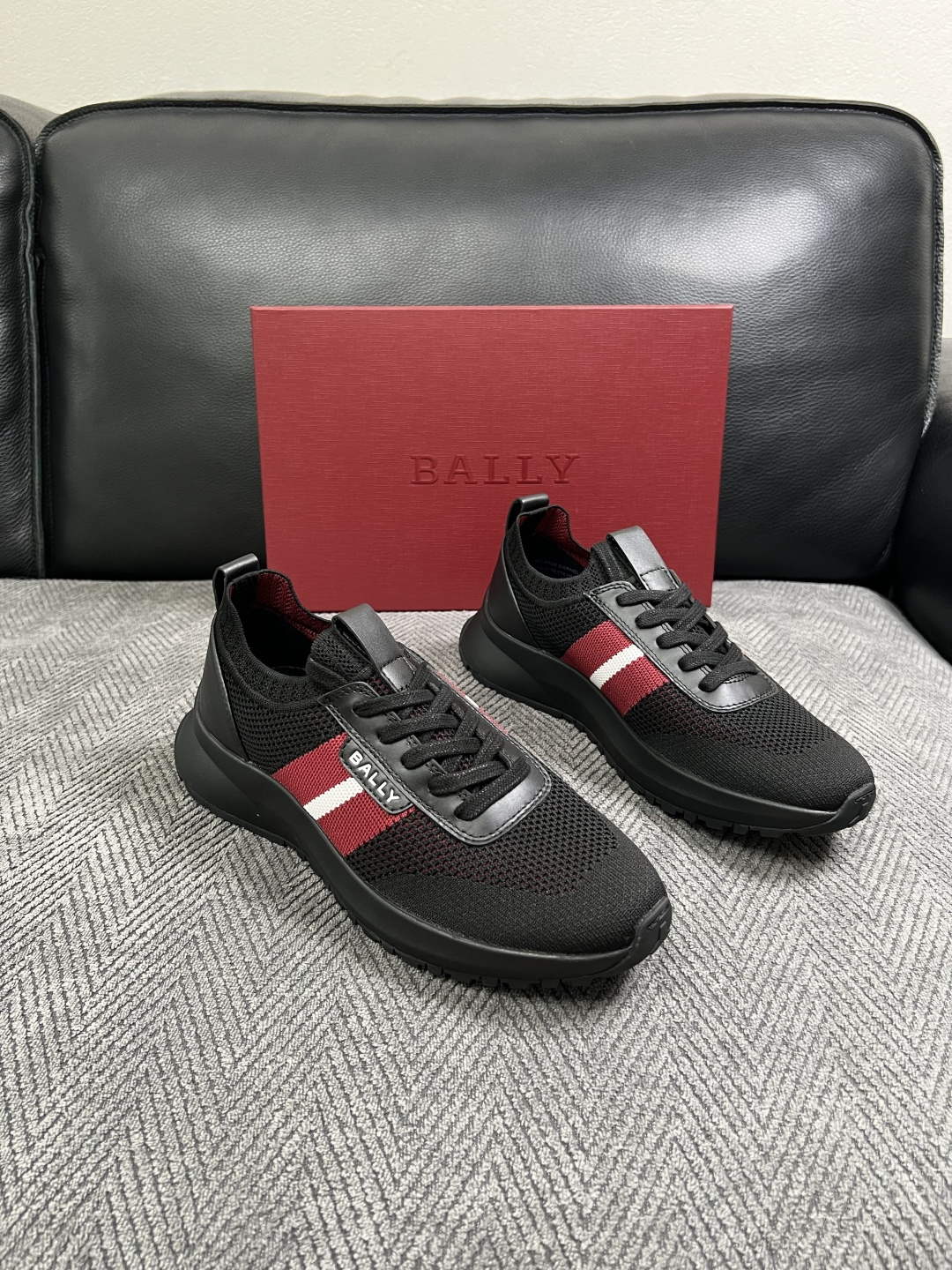 BALLY  高品质  顶级工艺品  巴利 专柜同原厂配置 ，鞋面意大利进口飞织面料，进口水染牛皮里垫 ，鞋底：原厂特供