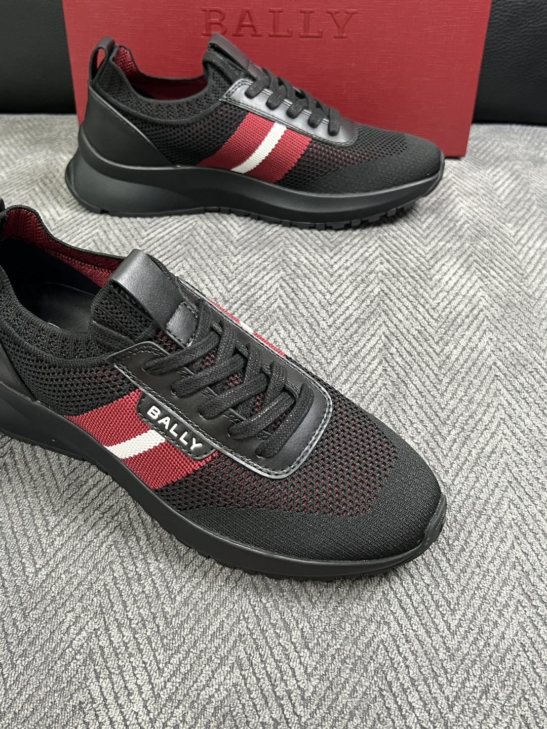 BALLY  高品质  顶级工艺品  巴利 专柜同原厂配置 ，鞋面意大利进口飞织面料，进口水染牛皮里垫 ，鞋底：原厂特供