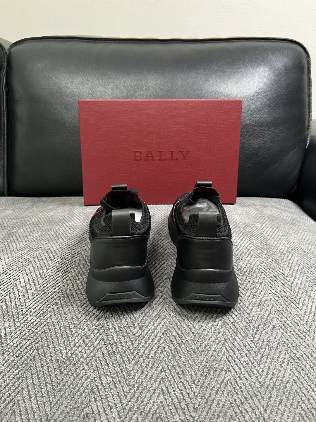 BALLY  高品质  顶级工艺品  巴利 专柜同原厂配置 ，鞋面意大利进口飞织面料，进口水染牛皮里垫 ，鞋底：原厂特供