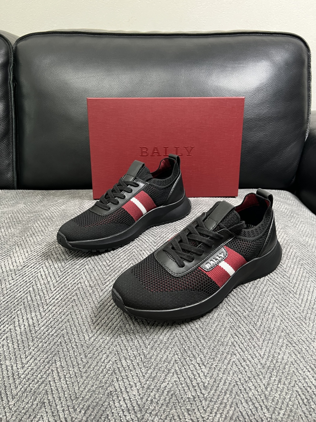 BALLY  高品质  顶级工艺品  巴利 专柜同原厂配置 ，鞋面意大利进口飞织面料，进口水染牛皮里垫 ，鞋底：原厂特供