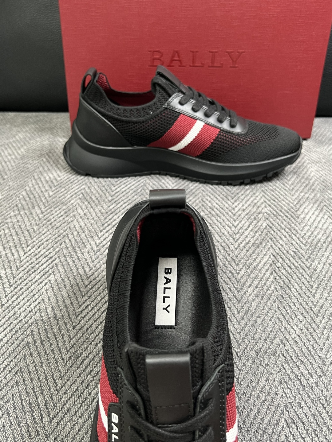 BALLY  高品质  顶级工艺品  巴利 专柜同原厂配置 ，鞋面意大利进口飞织面料，进口水染牛皮里垫 ，鞋底：原厂特供