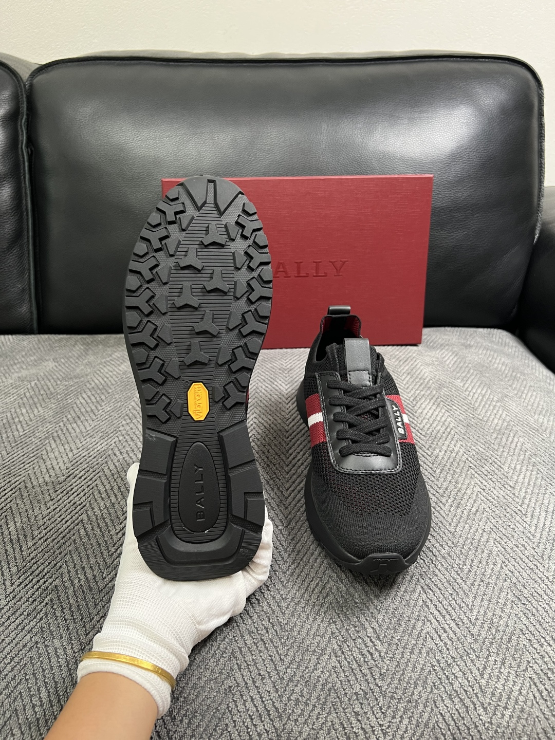 BALLY  高品质  顶级工艺品  巴利 专柜同原厂配置 ，鞋面意大利进口飞织面料，进口水染牛皮里垫 ，鞋底：原厂特供