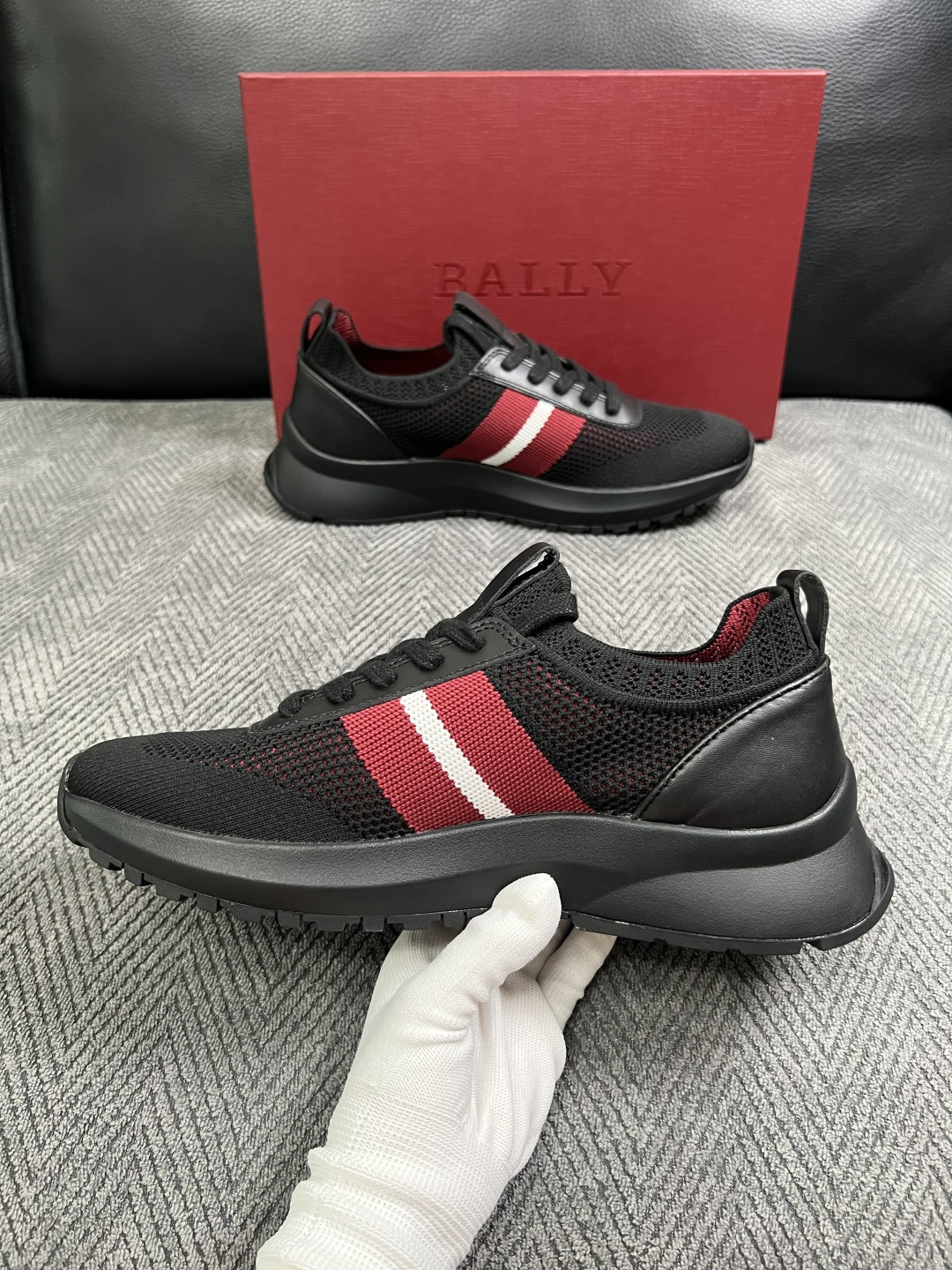 BALLY  高品质  顶级工艺品  巴利 专柜同原厂配置 ，鞋面意大利进口飞织面料，进口水染牛皮里垫 ，鞋底：原厂特供
