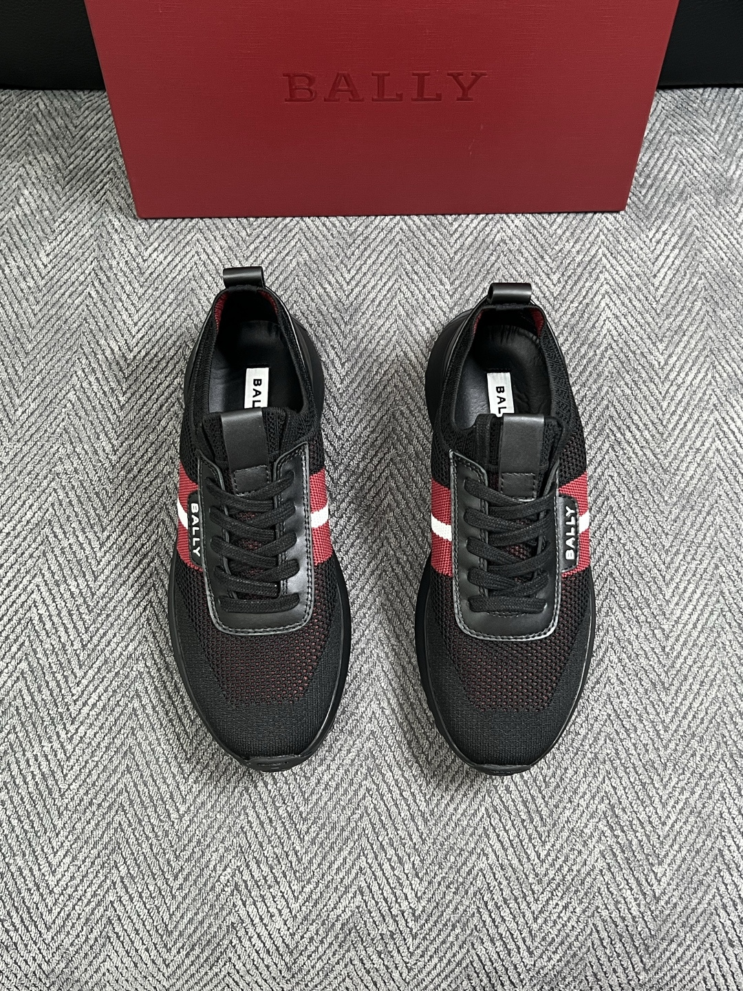 BALLY  高品质  顶级工艺品  巴利 专柜同原厂配置 ，鞋面意大利进口飞织面料，进口水染牛皮里垫 ，鞋底：原厂特供
