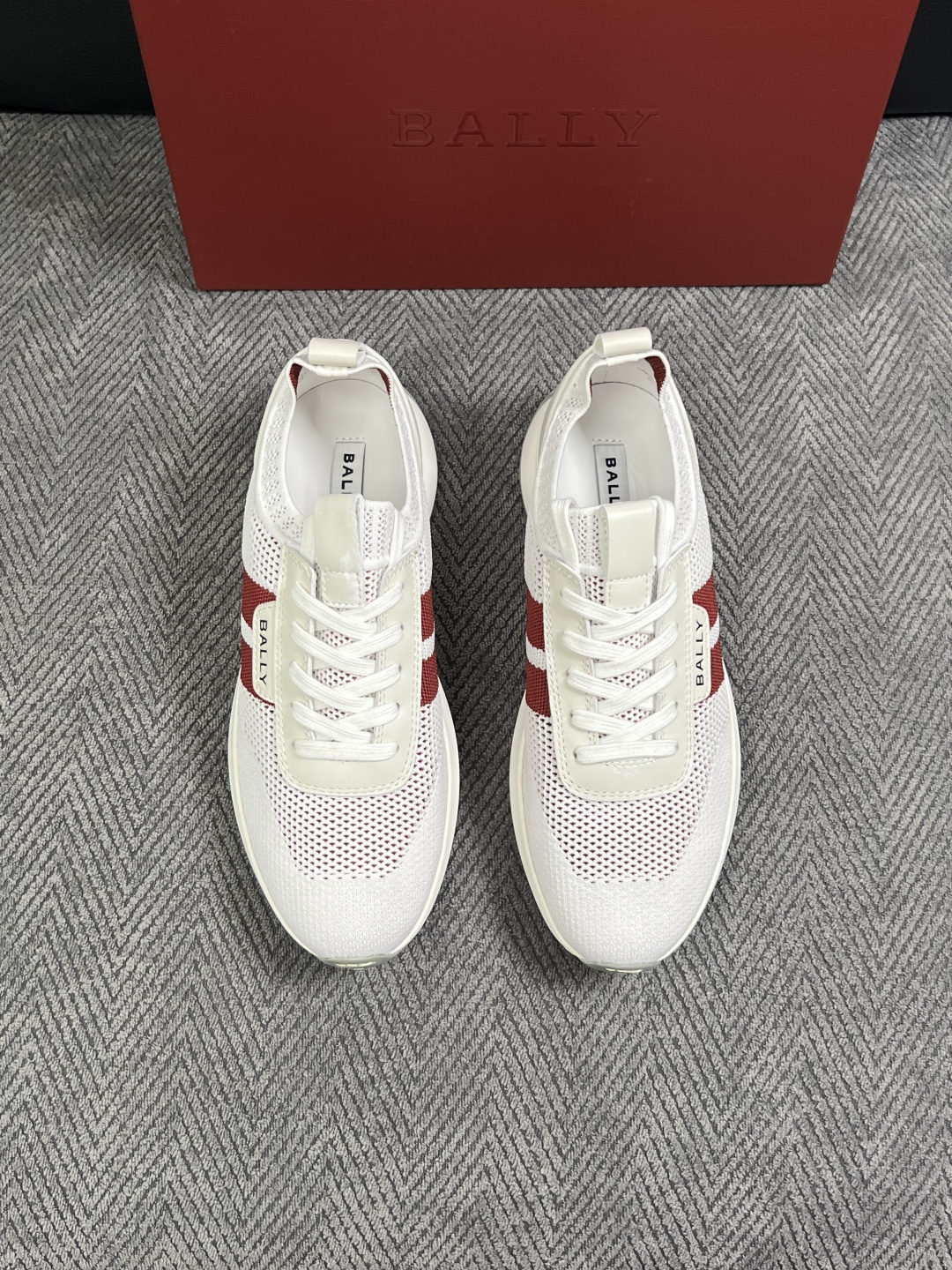 BALLY  高品质  顶级工艺品  巴利 专柜同原厂配置 ，鞋面意大利进口飞织面料，进口水染牛皮里垫 ，鞋底：原厂特供