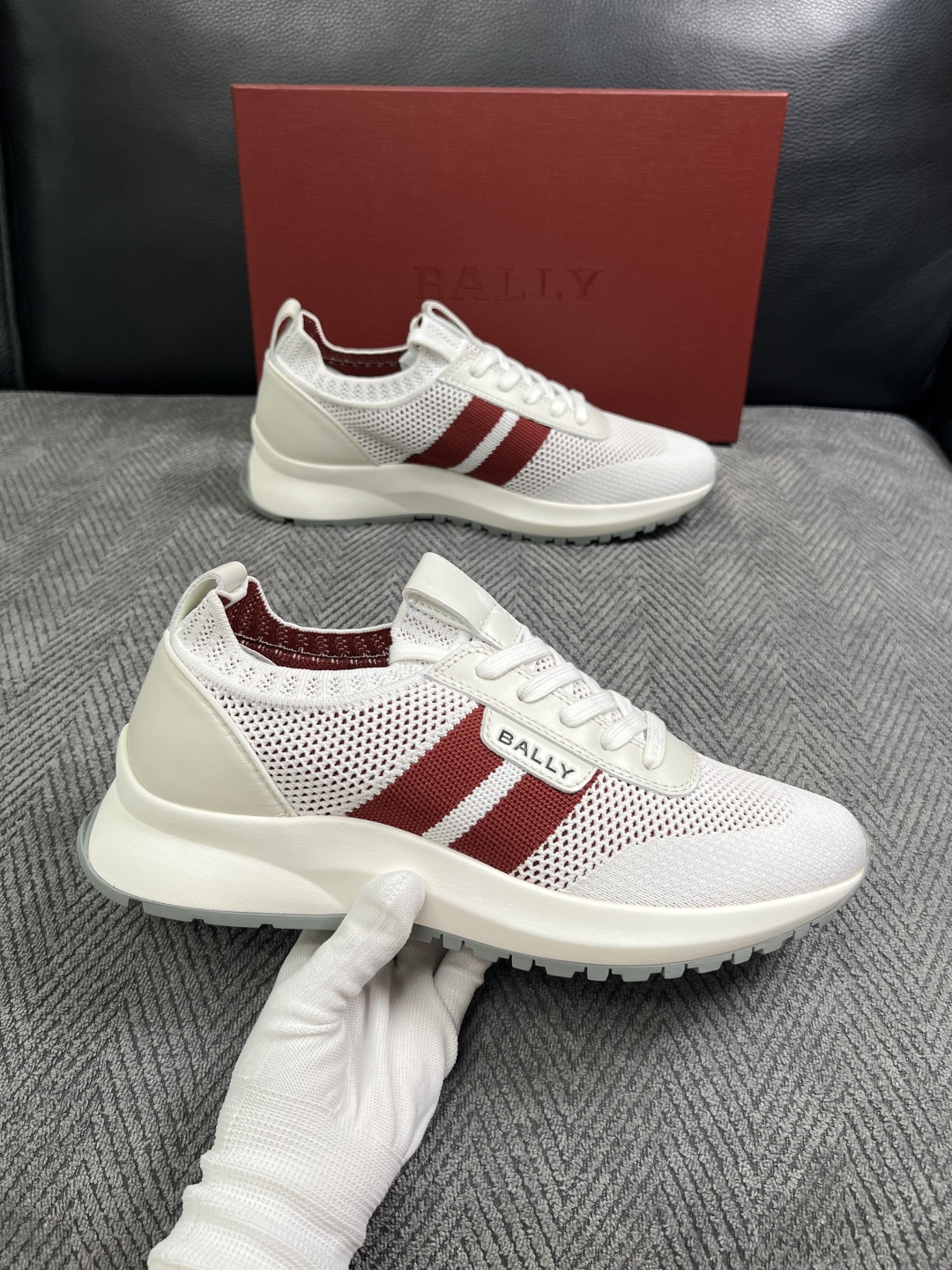 BALLY  高品质  顶级工艺品  巴利 专柜同原厂配置 ，鞋面意大利进口飞织面料，进口水染牛皮里垫 ，鞋底：原厂特供