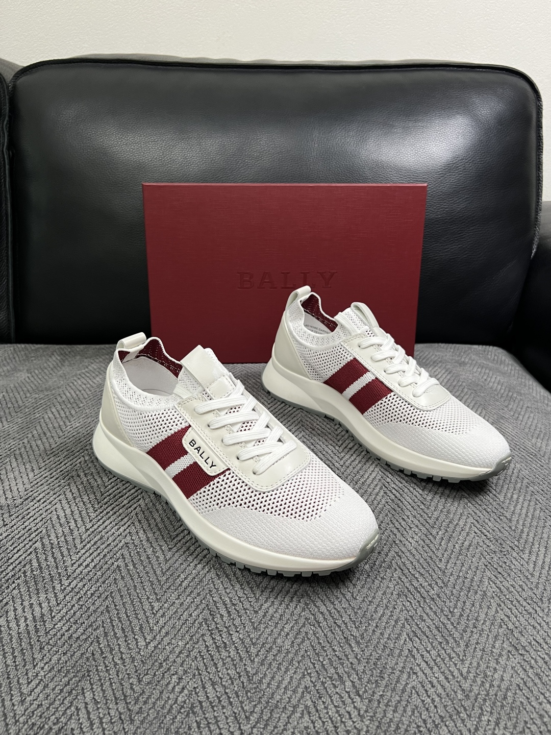 BALLY  高品质  顶级工艺品  巴利 专柜同原厂配置 ，鞋面意大利进口飞织面料，进口水染牛皮里垫 ，鞋底：原厂特供