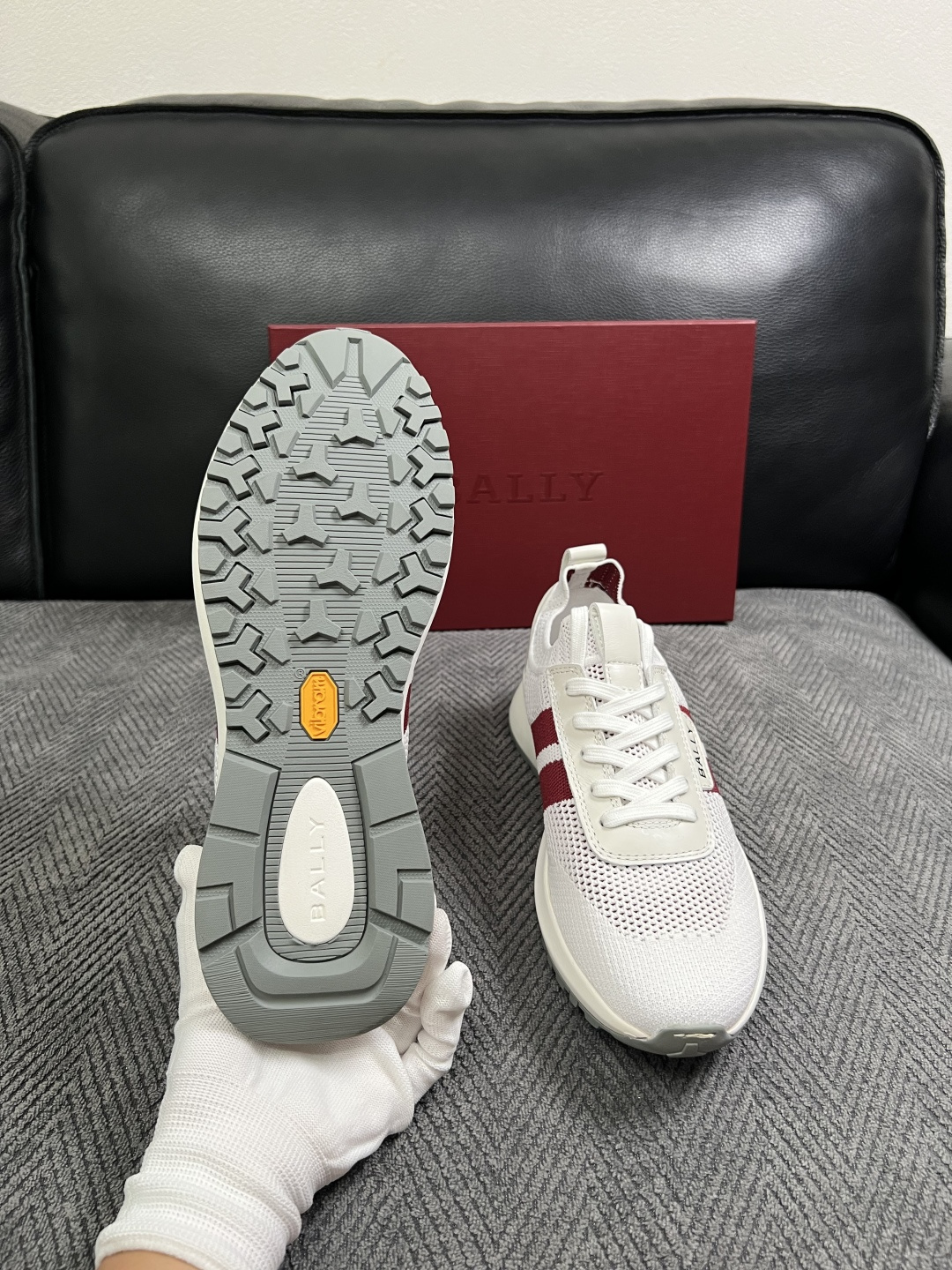 BALLY  高品质  顶级工艺品  巴利 专柜同原厂配置 ，鞋面意大利进口飞织面料，进口水染牛皮里垫 ，鞋底：原厂特供