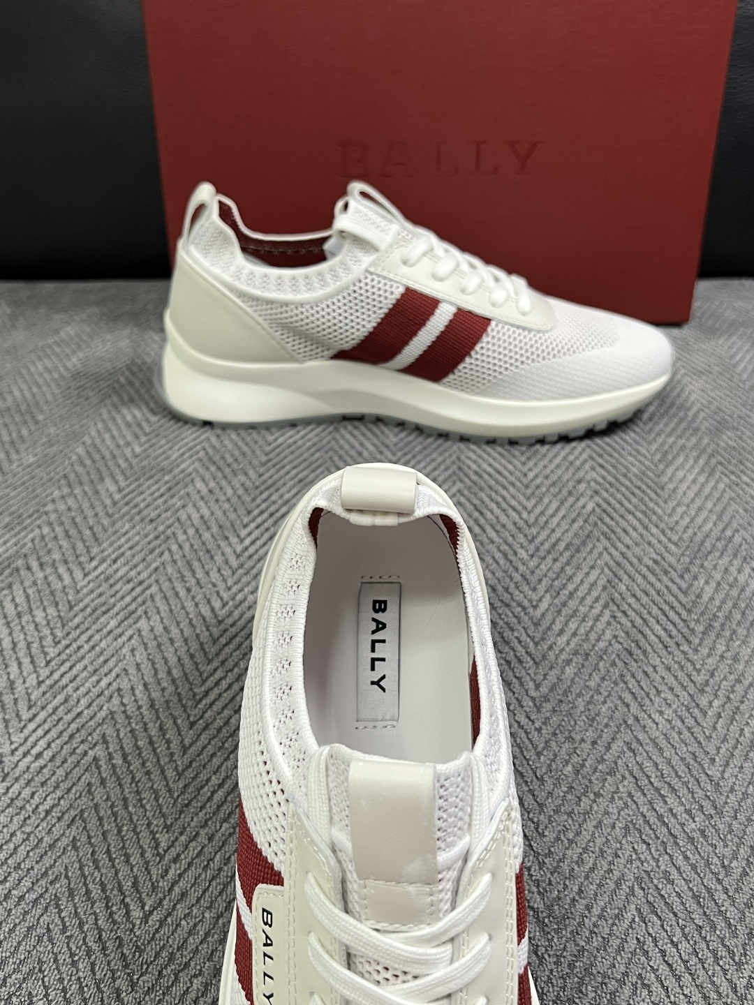 BALLY  高品质  顶级工艺品  巴利 专柜同原厂配置 ，鞋面意大利进口飞织面料，进口水染牛皮里垫 ，鞋底：原厂特供