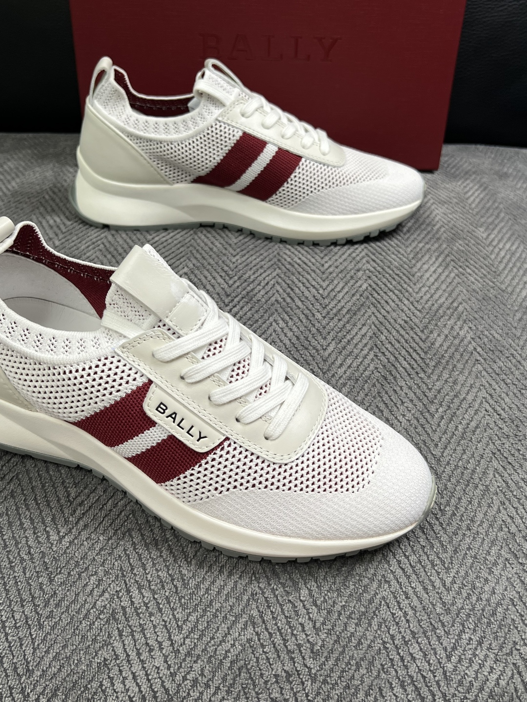 BALLY  高品质  顶级工艺品  巴利 专柜同原厂配置 ，鞋面意大利进口飞织面料，进口水染牛皮里垫 ，鞋底：原厂特供