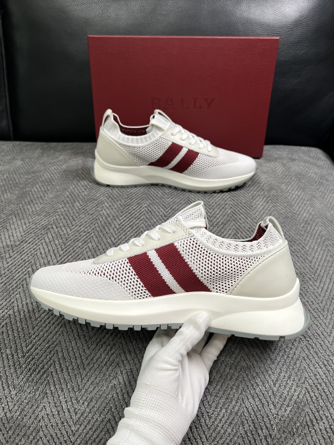 BALLY  高品质  顶级工艺品  巴利 专柜同原厂配置 ，鞋面意大利进口飞织面料，进口水染牛皮里垫 ，鞋底：原厂特供