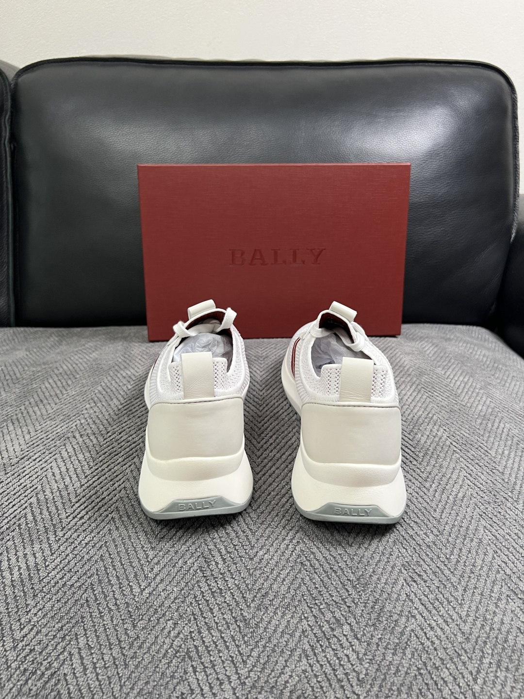 BALLY  高品质  顶级工艺品  巴利 专柜同原厂配置 ，鞋面意大利进口飞织面料，进口水染牛皮里垫 ，鞋底：原厂特供
