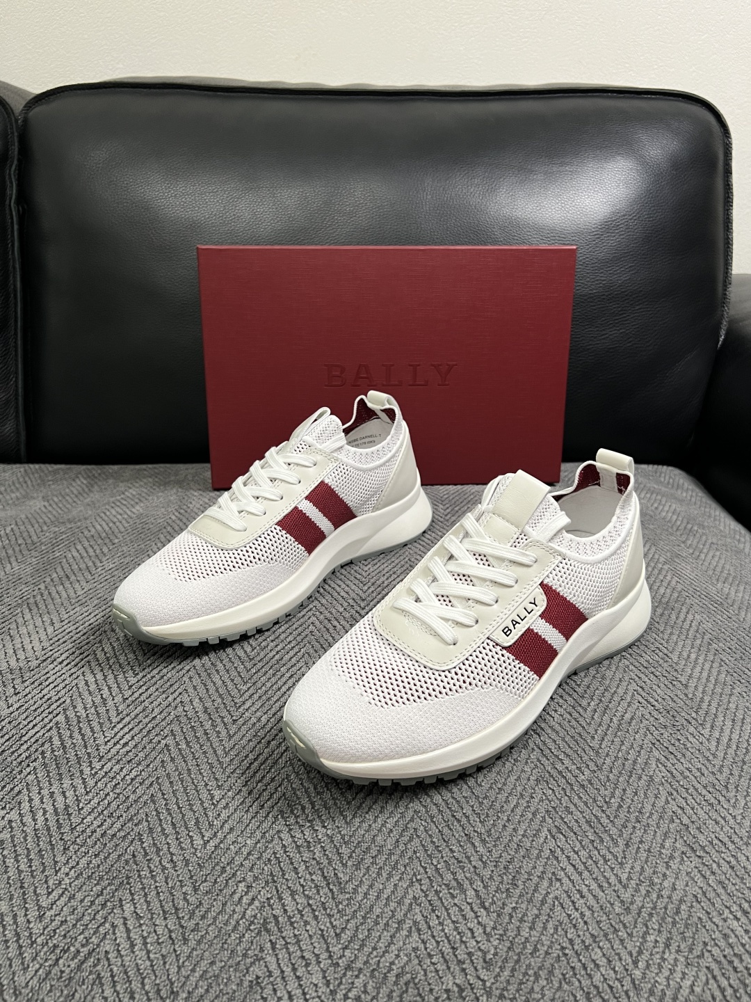 BALLY  高品质  顶级工艺品  巴利 专柜同原厂配置 ，鞋面意大利进口飞织面料，进口水染牛皮里垫 ，鞋底：原厂特供