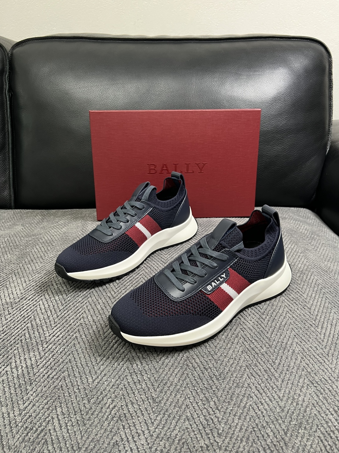 BALLY  高品质  顶级工艺品  巴利 专柜同原厂配置 ，鞋面意大利进口飞织面料，进口水染牛皮里垫 ，鞋底：原厂特供