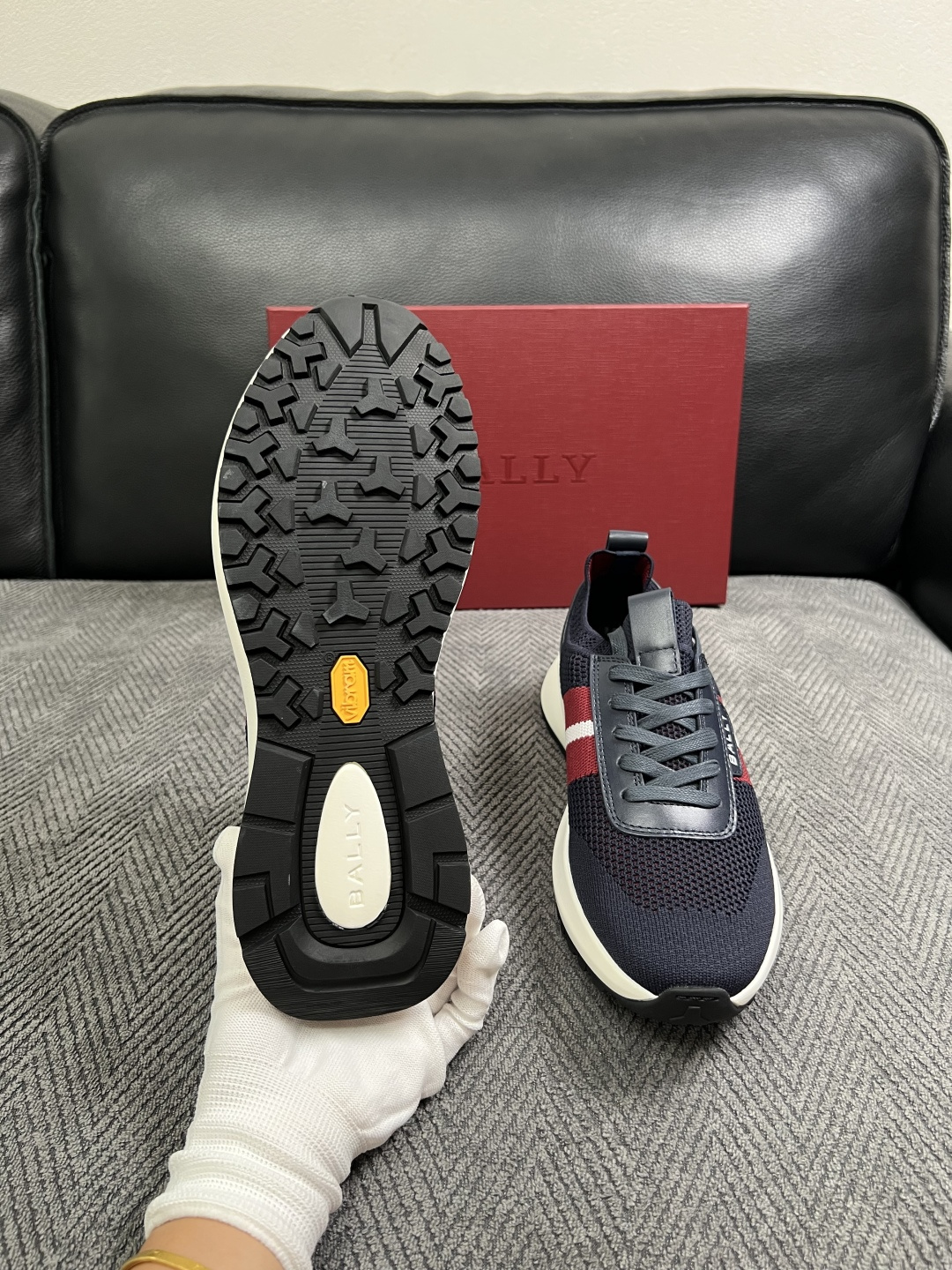 BALLY  高品质  顶级工艺品  巴利 专柜同原厂配置 ，鞋面意大利进口飞织面料，进口水染牛皮里垫 ，鞋底：原厂特供