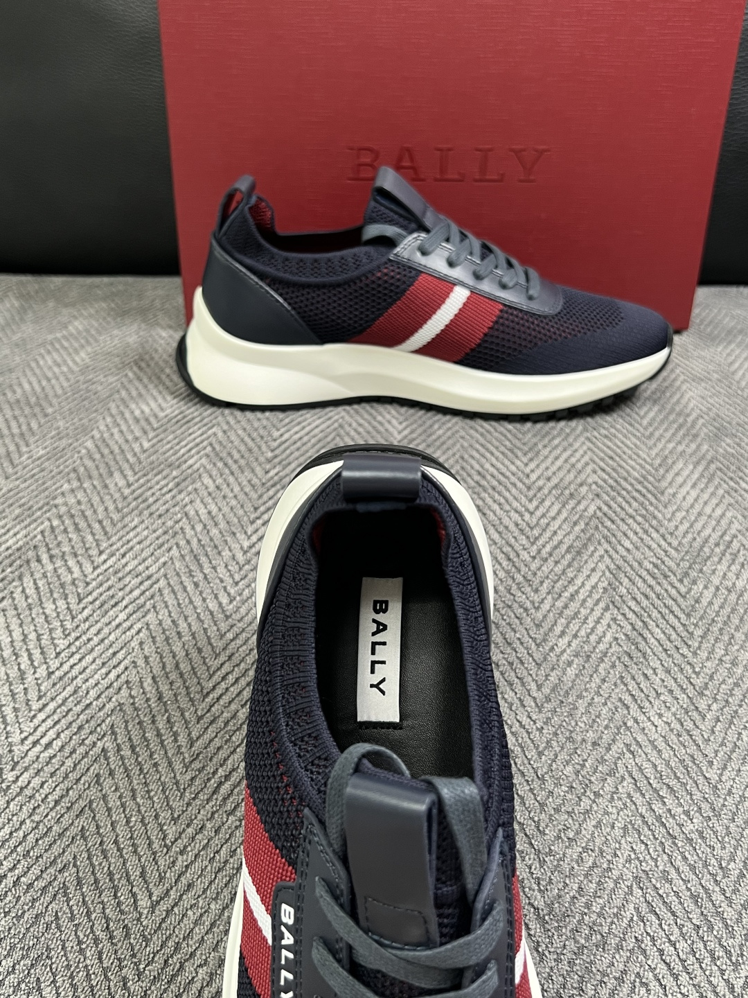 BALLY  高品质  顶级工艺品  巴利 专柜同原厂配置 ，鞋面意大利进口飞织面料，进口水染牛皮里垫 ，鞋底：原厂特供