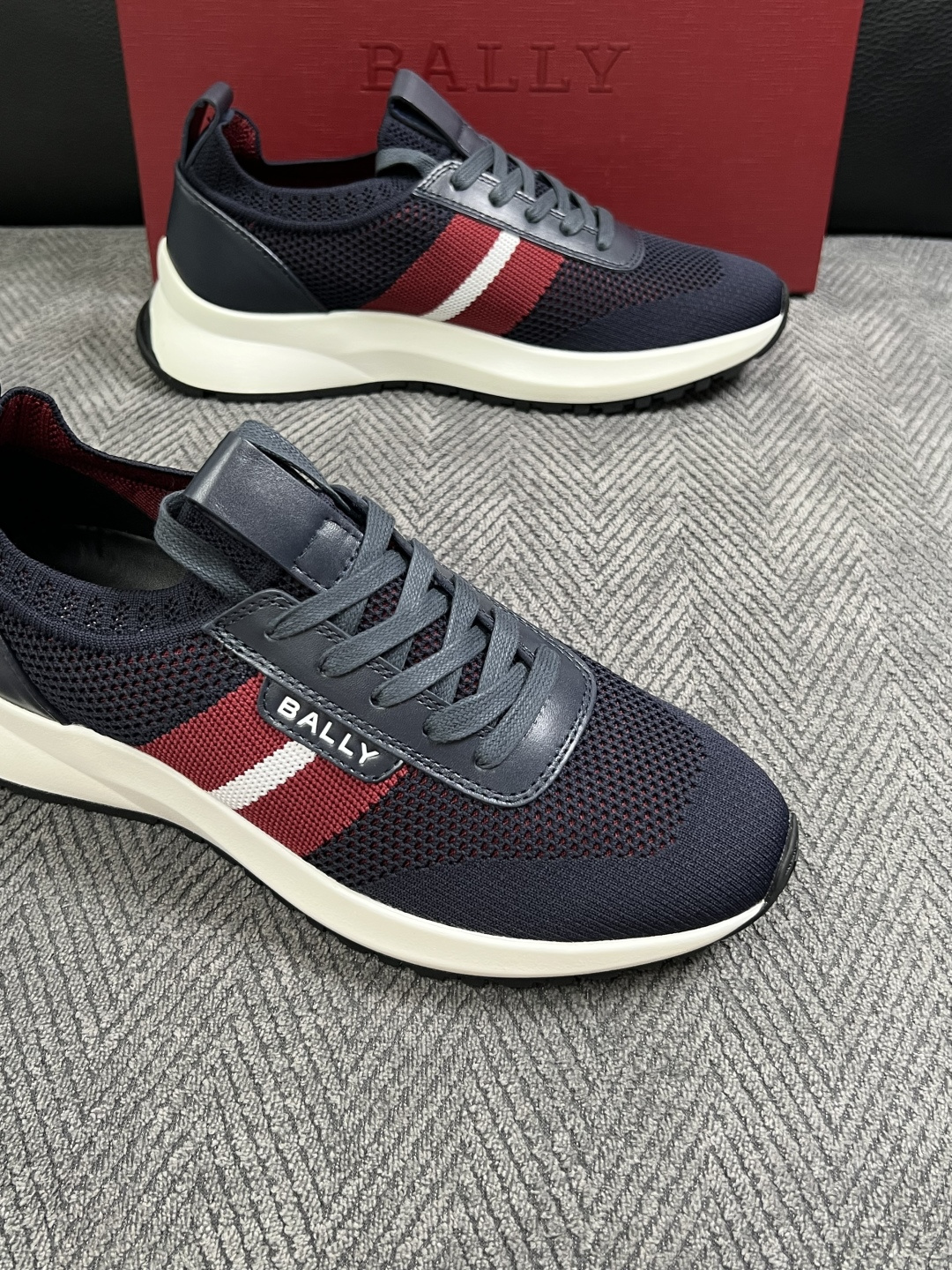 BALLY  高品质  顶级工艺品  巴利 专柜同原厂配置 ，鞋面意大利进口飞织面料，进口水染牛皮里垫 ，鞋底：原厂特供