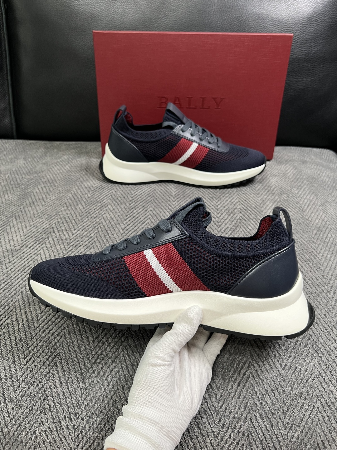 BALLY  高品质  顶级工艺品  巴利 专柜同原厂配置 ，鞋面意大利进口飞织面料，进口水染牛皮里垫 ，鞋底：原厂特供