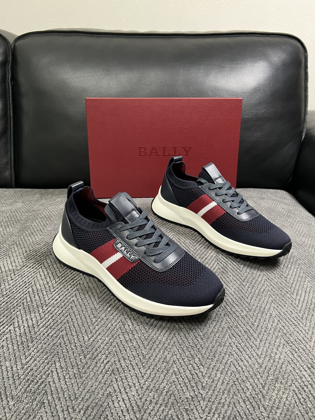 BALLY  高品质  顶级工艺品  巴利 专柜同原厂配置 ，鞋面意大利进口飞织面料，进口水染牛皮里垫 ，鞋底：原厂特供