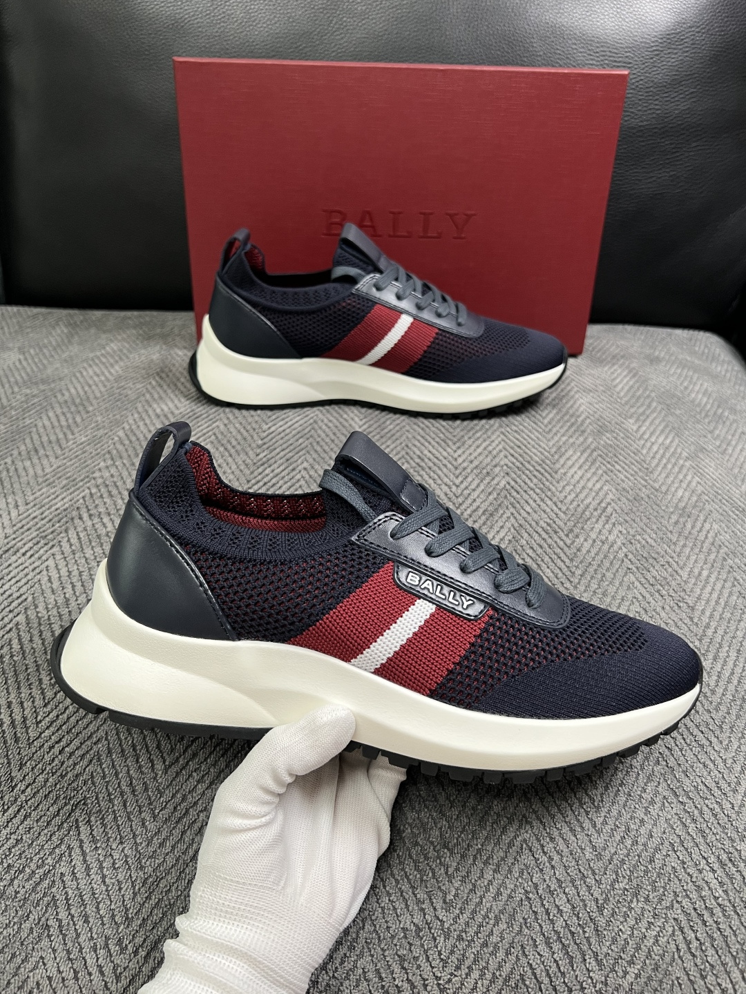 BALLY  高品质  顶级工艺品  巴利 专柜同原厂配置 ，鞋面意大利进口飞织面料，进口水染牛皮里垫 ，鞋底：原厂特供