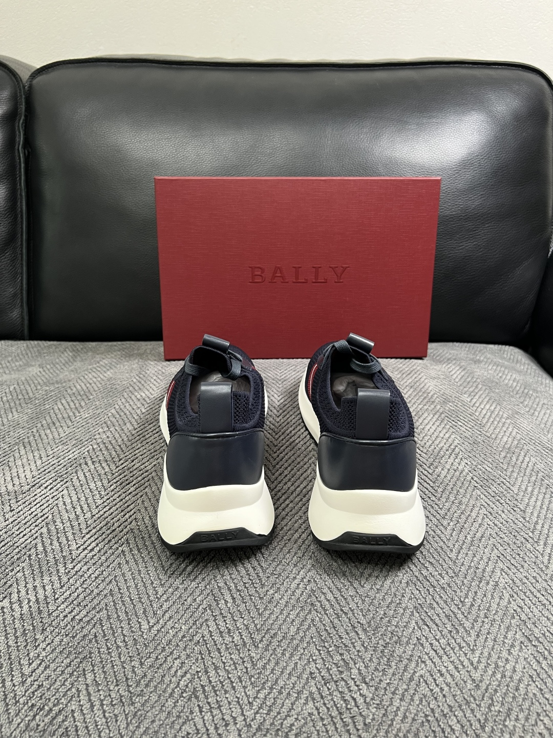 BALLY  高品质  顶级工艺品  巴利 专柜同原厂配置 ，鞋面意大利进口飞织面料，进口水染牛皮里垫 ，鞋底：原厂特供