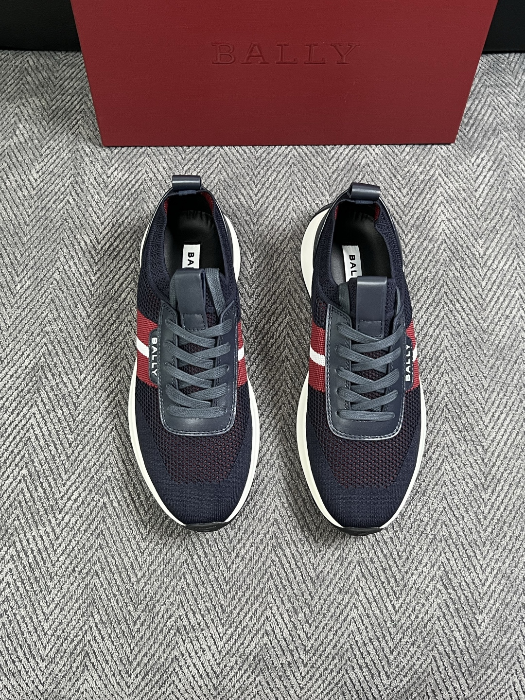BALLY  高品质  顶级工艺品  巴利 专柜同原厂配置 ，鞋面意大利进口飞织面料，进口水染牛皮里垫 ，鞋底：原厂特供