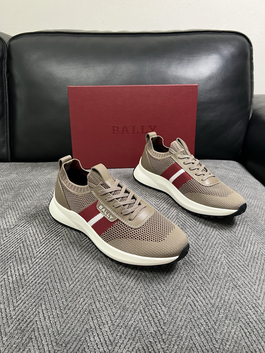 BALLY  高品质  顶级工艺品  巴利 专柜同原厂配置 ，鞋面意大利进口飞织面料，进口水染牛皮里垫 ，鞋底：原厂特供