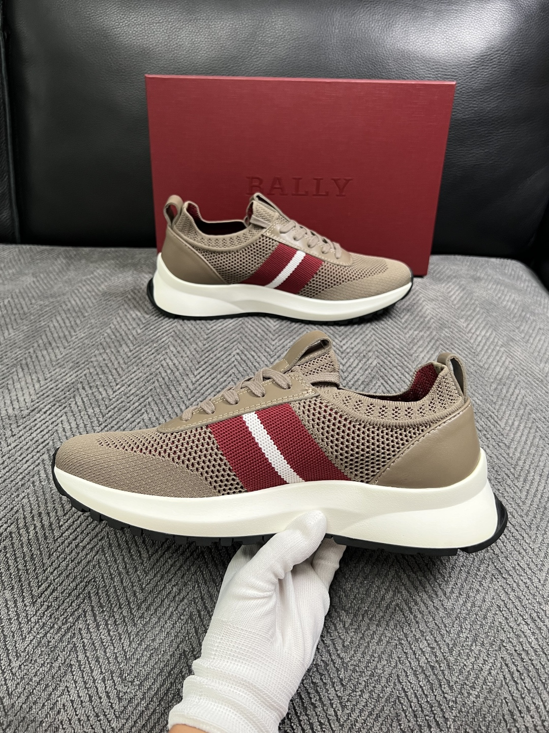 BALLY  高品质  顶级工艺品  巴利 专柜同原厂配置 ，鞋面意大利进口飞织面料，进口水染牛皮里垫 ，鞋底：原厂特供