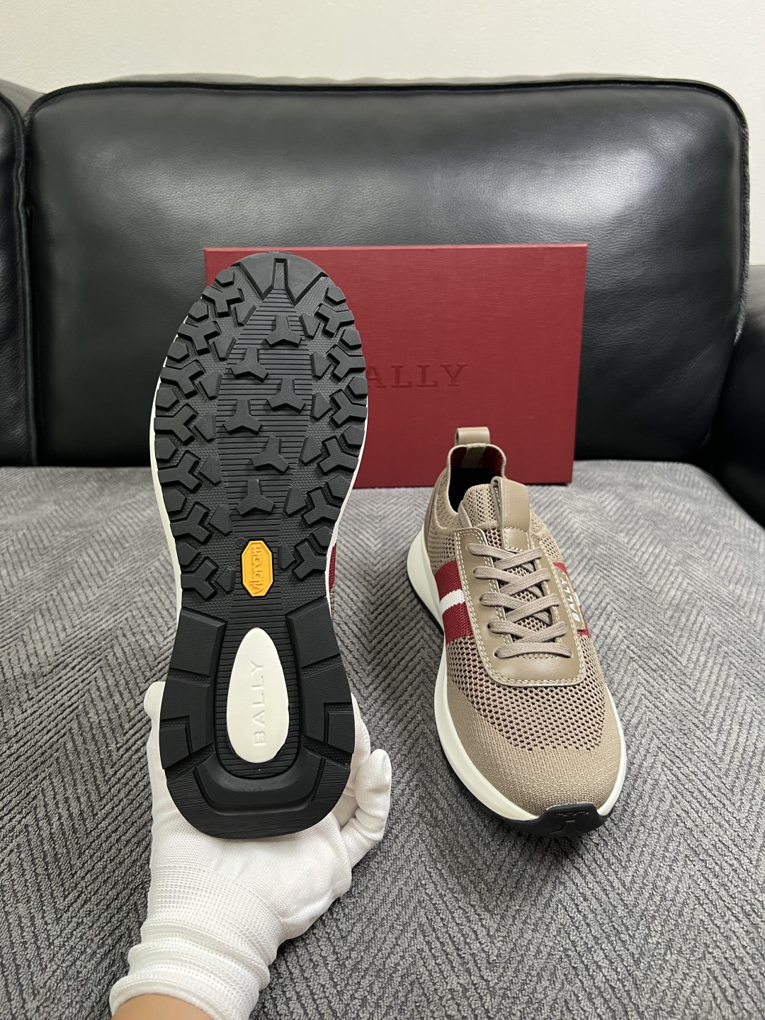BALLY  高品质  顶级工艺品  巴利 专柜同原厂配置 ，鞋面意大利进口飞织面料，进口水染牛皮里垫 ，鞋底：原厂特供