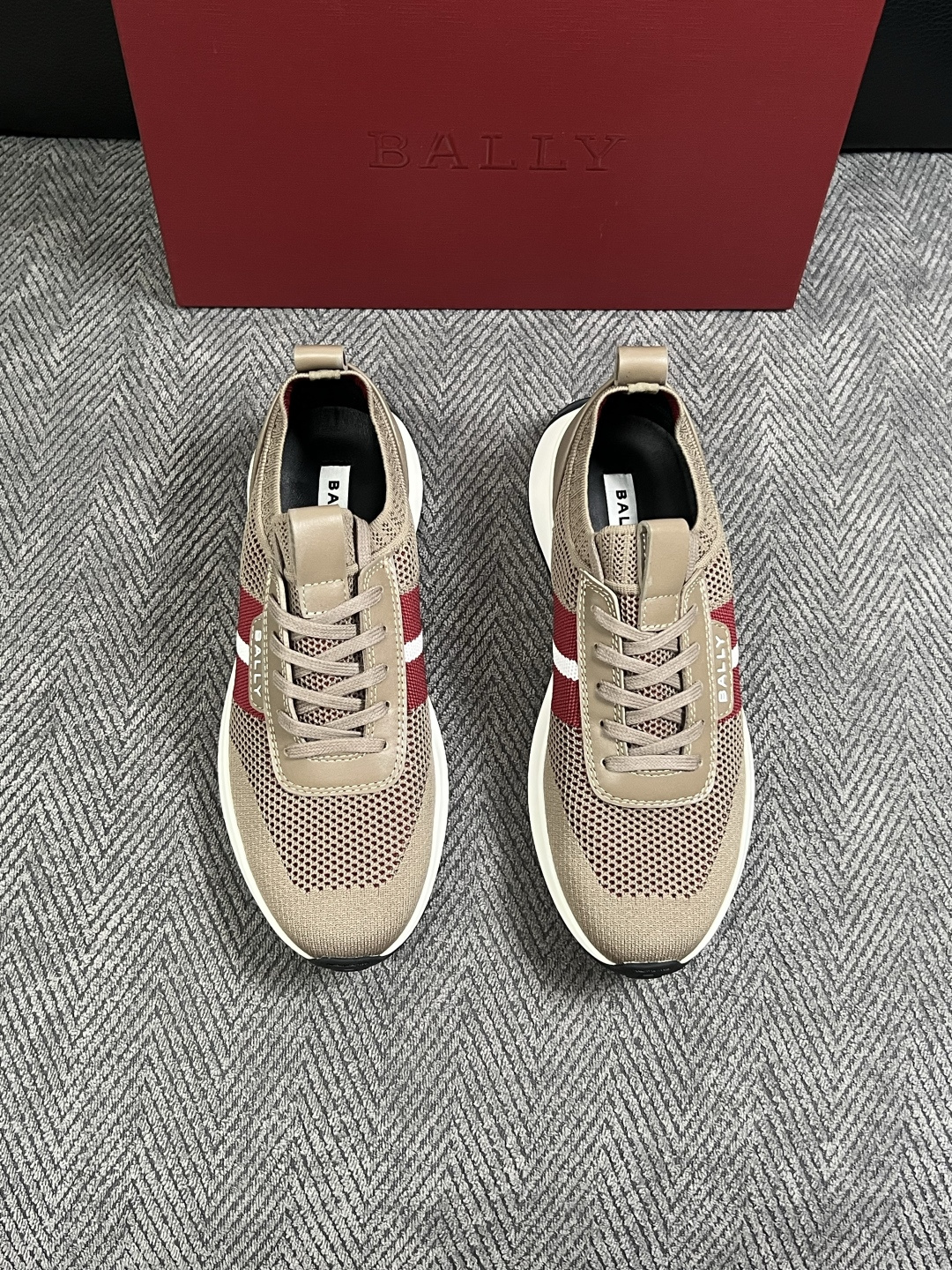 BALLY  高品质  顶级工艺品  巴利 专柜同原厂配置 ，鞋面意大利进口飞织面料，进口水染牛皮里垫 ，鞋底：原厂特供