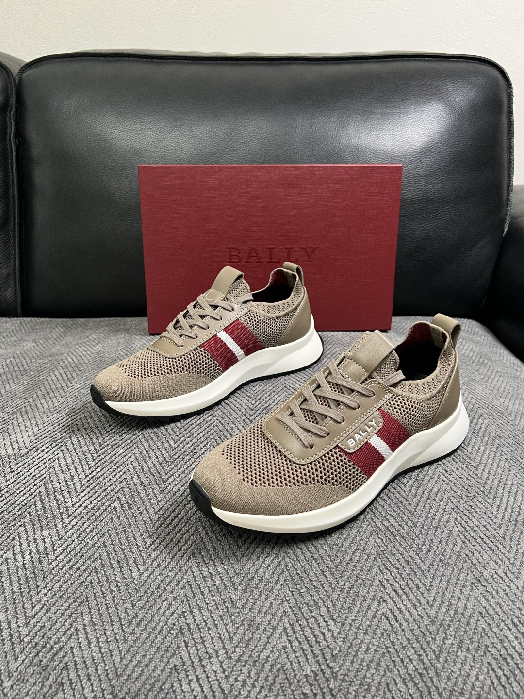 BALLY  高品质  顶级工艺品  巴利 专柜同原厂配置 ，鞋面意大利进口飞织面料，进口水染牛皮里垫 ，鞋底：原厂特供