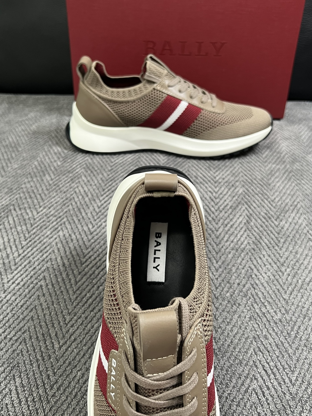 BALLY  高品质  顶级工艺品  巴利 专柜同原厂配置 ，鞋面意大利进口飞织面料，进口水染牛皮里垫 ，鞋底：原厂特供