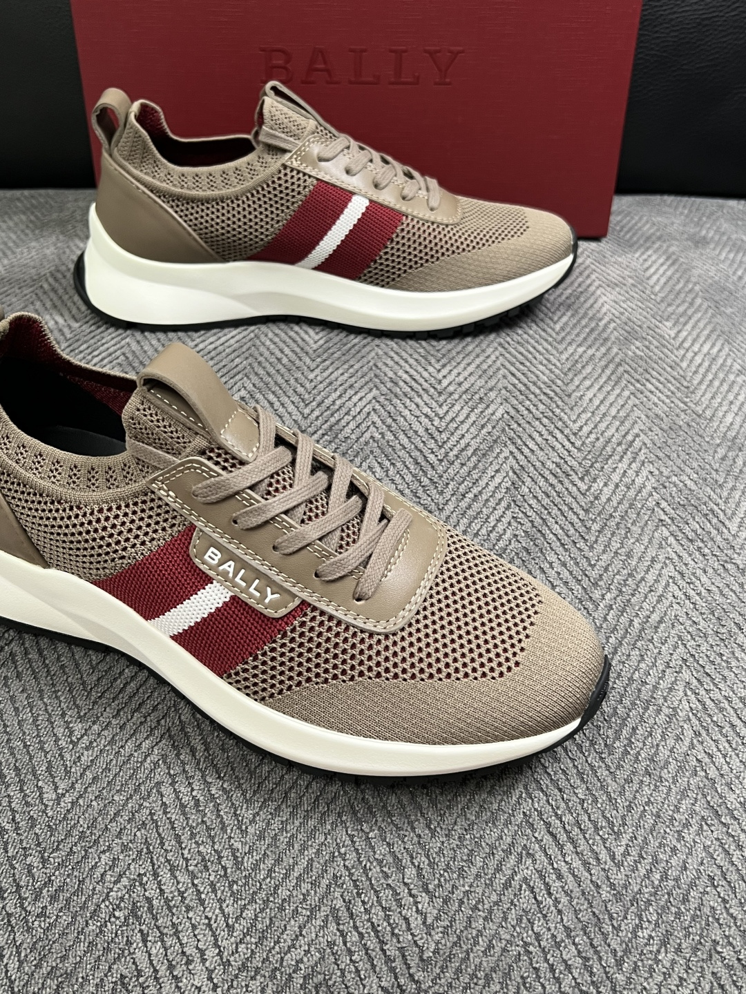 BALLY  高品质  顶级工艺品  巴利 专柜同原厂配置 ，鞋面意大利进口飞织面料，进口水染牛皮里垫 ，鞋底：原厂特供