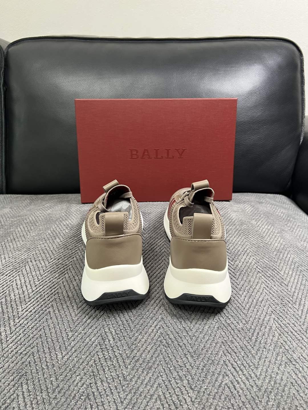 BALLY  高品质  顶级工艺品  巴利 专柜同原厂配置 ，鞋面意大利进口飞织面料，进口水染牛皮里垫 ，鞋底：原厂特供