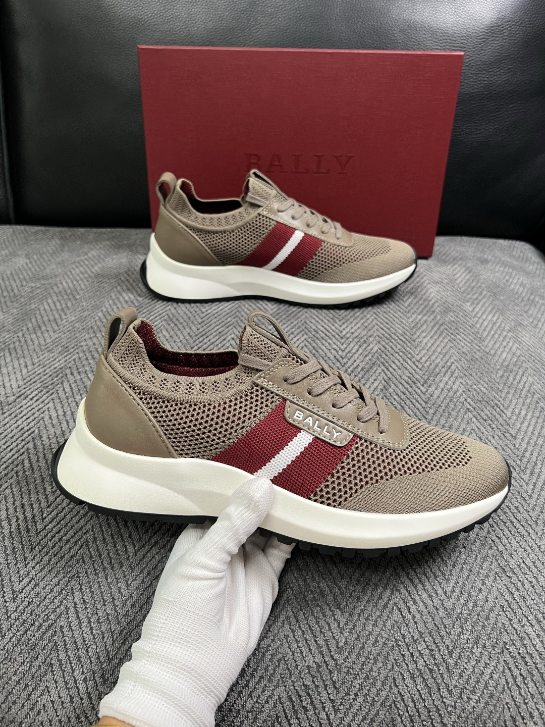 BALLY  高品质  顶级工艺品  巴利 专柜同原厂配置 ，鞋面意大利进口飞织面料，进口水染牛皮里垫 ，鞋底：原厂特供