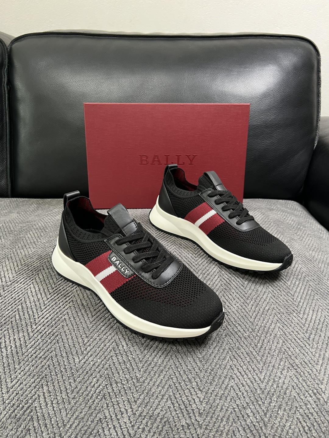 BALLY  高品质  顶级工艺品  巴利 专柜同原厂配置 ，鞋面意大利进口飞织面料，进口水染牛皮里垫 ，鞋底：原厂特供