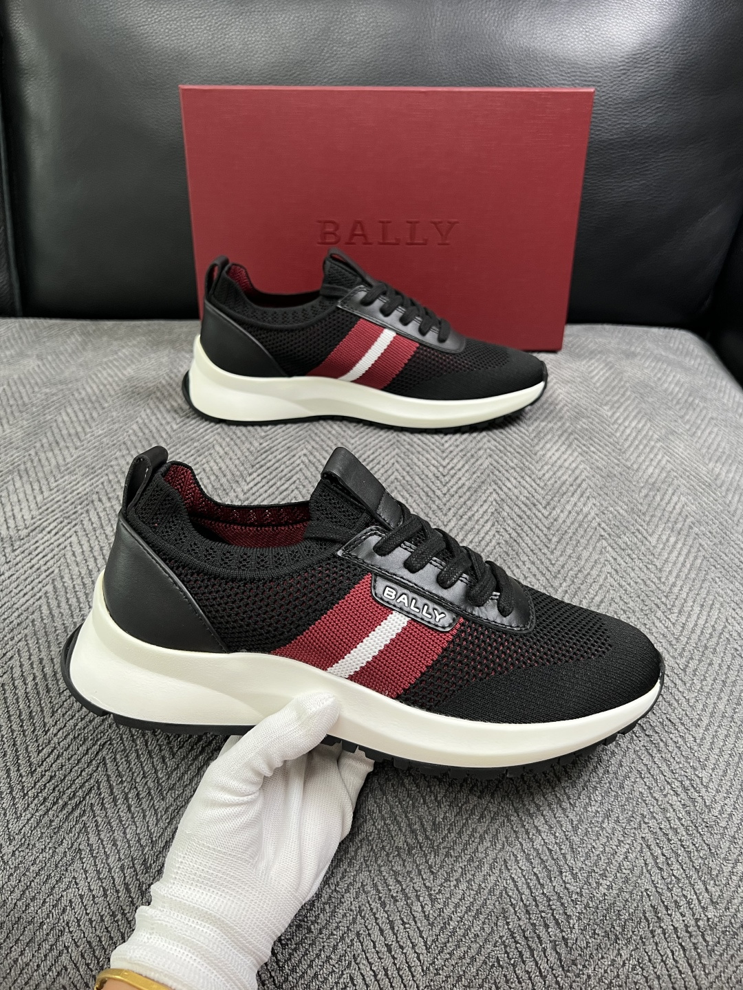 BALLY  高品质  顶级工艺品  巴利 专柜同原厂配置 ，鞋面意大利进口飞织面料，进口水染牛皮里垫 ，鞋底：原厂特供