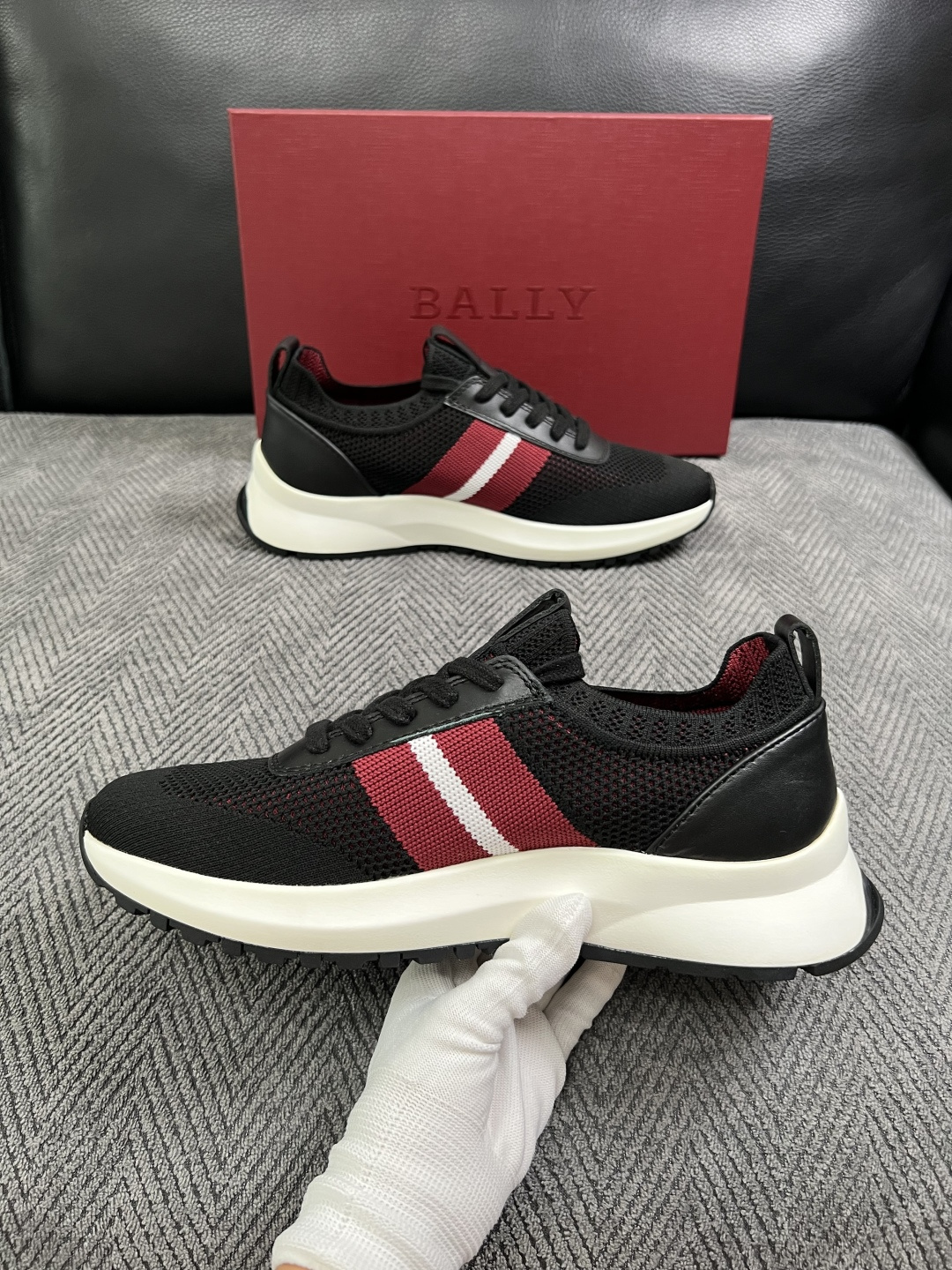 BALLY  高品质  顶级工艺品  巴利 专柜同原厂配置 ，鞋面意大利进口飞织面料，进口水染牛皮里垫 ，鞋底：原厂特供