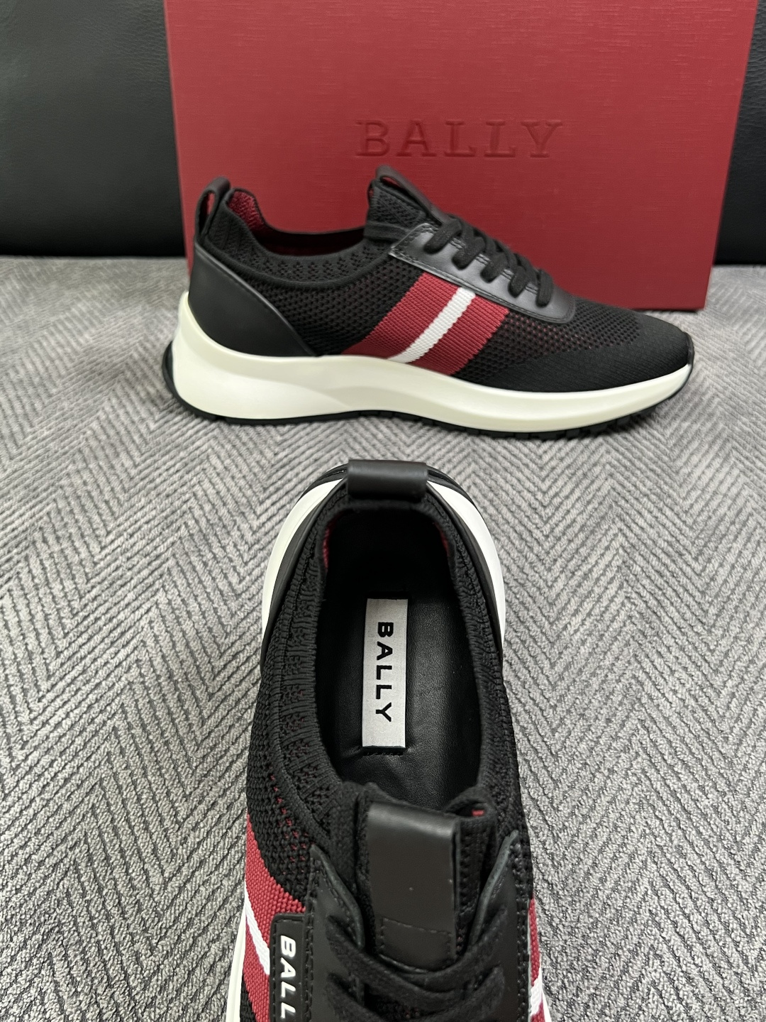 BALLY  高品质  顶级工艺品  巴利 专柜同原厂配置 ，鞋面意大利进口飞织面料，进口水染牛皮里垫 ，鞋底：原厂特供