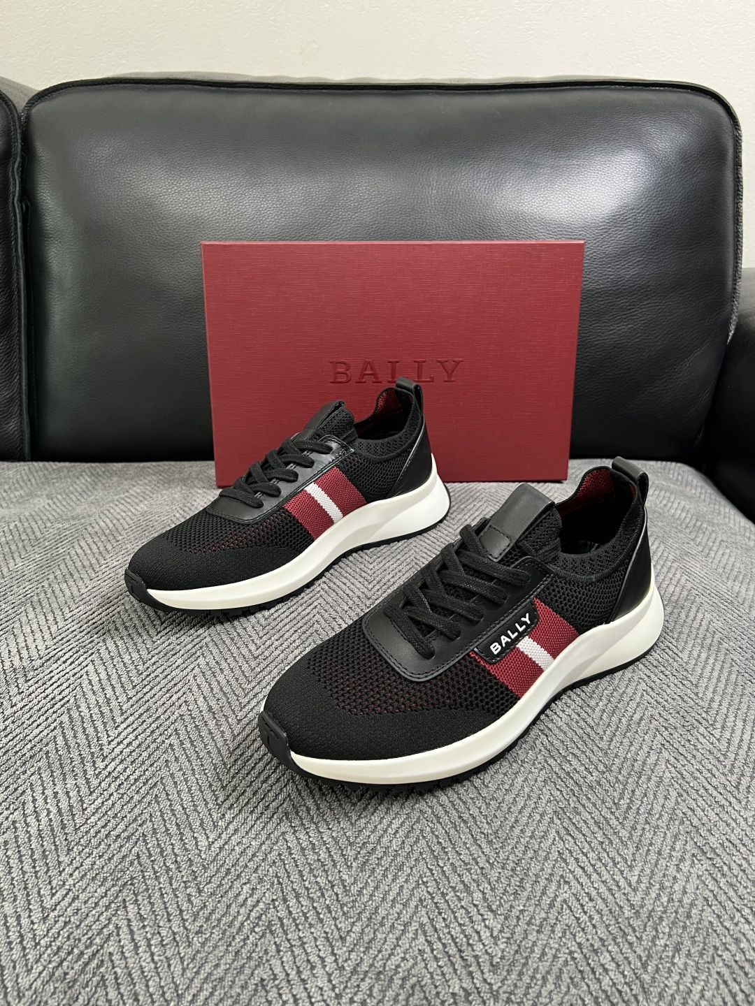 BALLY  高品质  顶级工艺品  巴利 专柜同原厂配置 ，鞋面意大利进口飞织面料，进口水染牛皮里垫 ，鞋底：原厂特供
