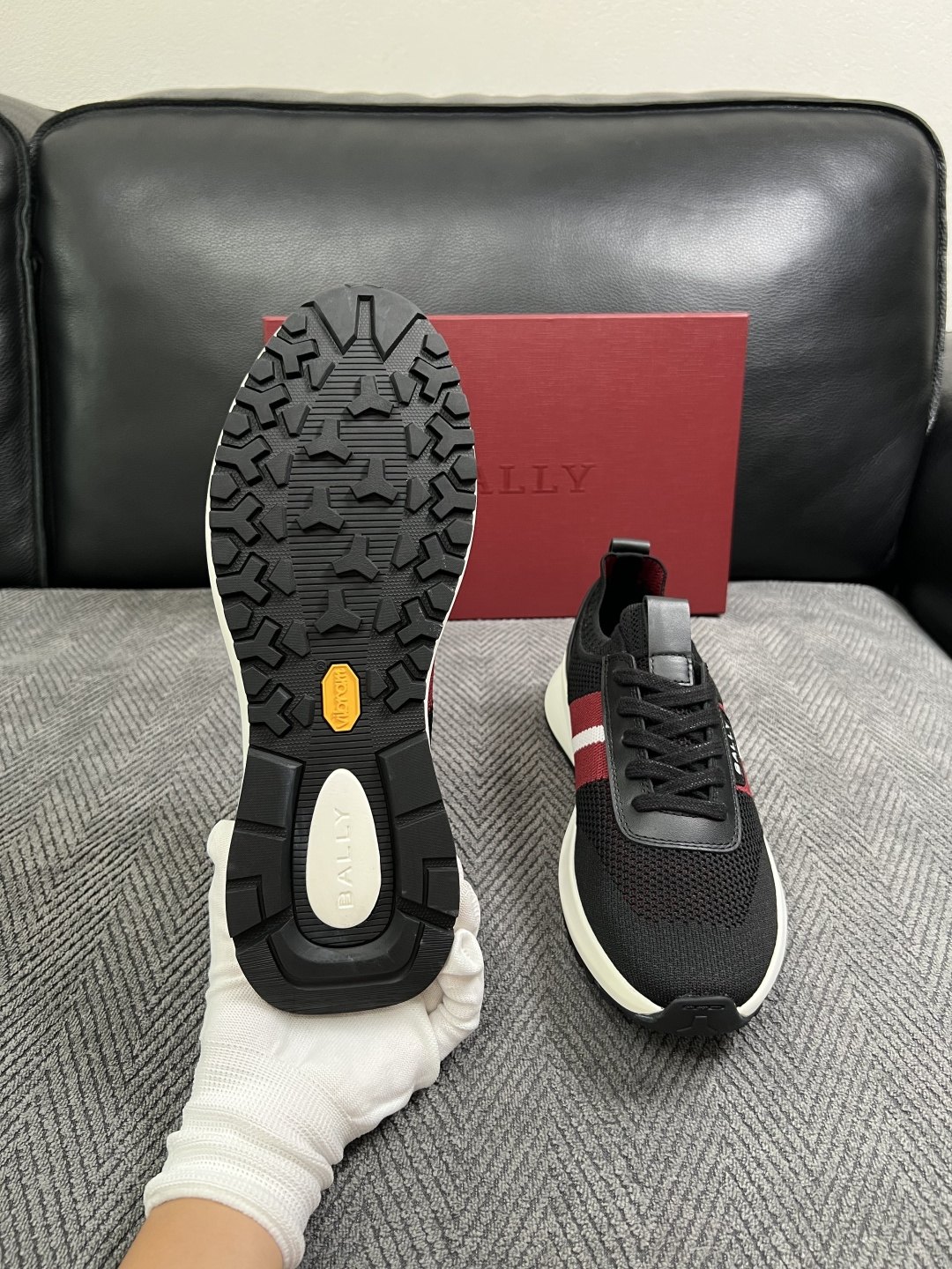 BALLY  高品质  顶级工艺品  巴利 专柜同原厂配置 ，鞋面意大利进口飞织面料，进口水染牛皮里垫 ，鞋底：原厂特供