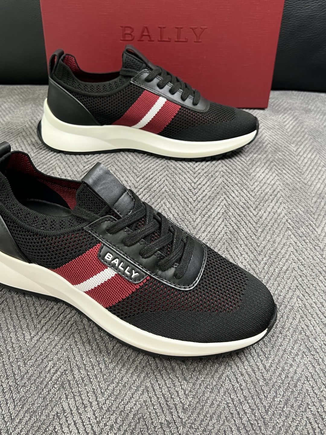 BALLY  高品质  顶级工艺品  巴利 专柜同原厂配置 ，鞋面意大利进口飞织面料，进口水染牛皮里垫 ，鞋底：原厂特供