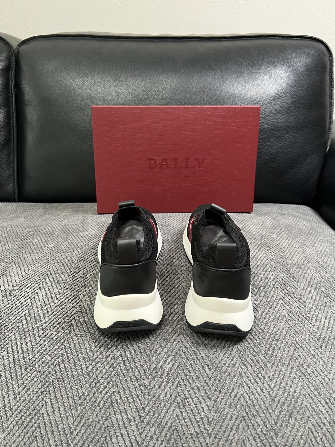 BALLY  高品质  顶级工艺品  巴利 专柜同原厂配置 ，鞋面意大利进口飞织面料，进口水染牛皮里垫 ，鞋底：原厂特供