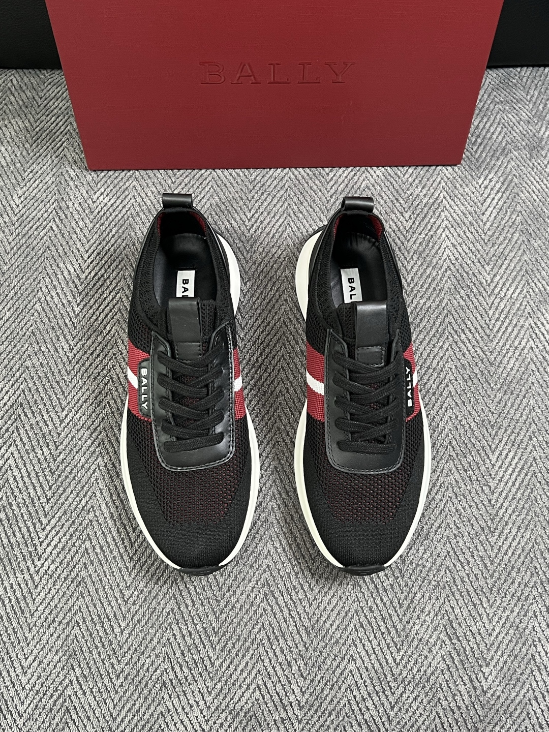 BALLY  高品质  顶级工艺品  巴利 专柜同原厂配置 ，鞋面意大利进口飞织面料，进口水染牛皮里垫 ，鞋底：原厂特供