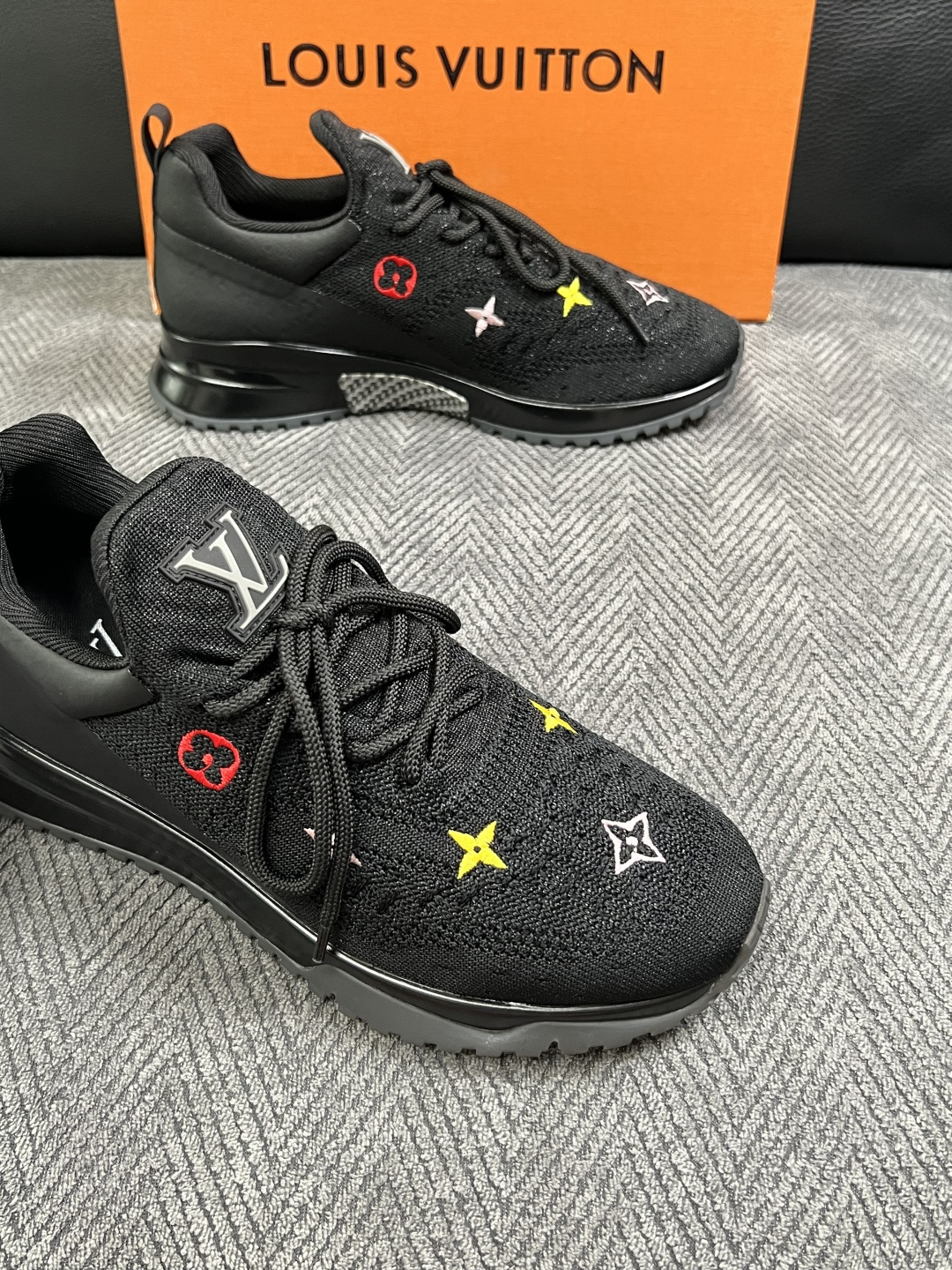 Lv  高品质  顶级工艺品  路易威登，运动板鞋专柜同步，鞋面意大利进口飞织面料，高品质拼接缤纷色彩复杂工艺品，进口牛