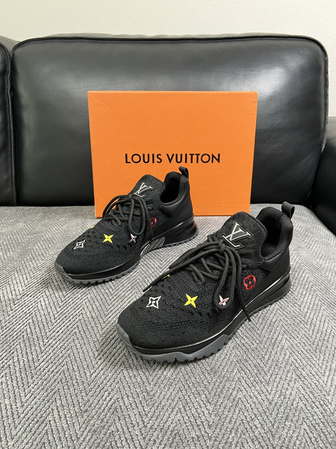 Lv  高品质  顶级工艺品  路易威登，运动板鞋专柜同步，鞋面意大利进口飞织面料，高品质拼接缤纷色彩复杂工艺品，进口牛