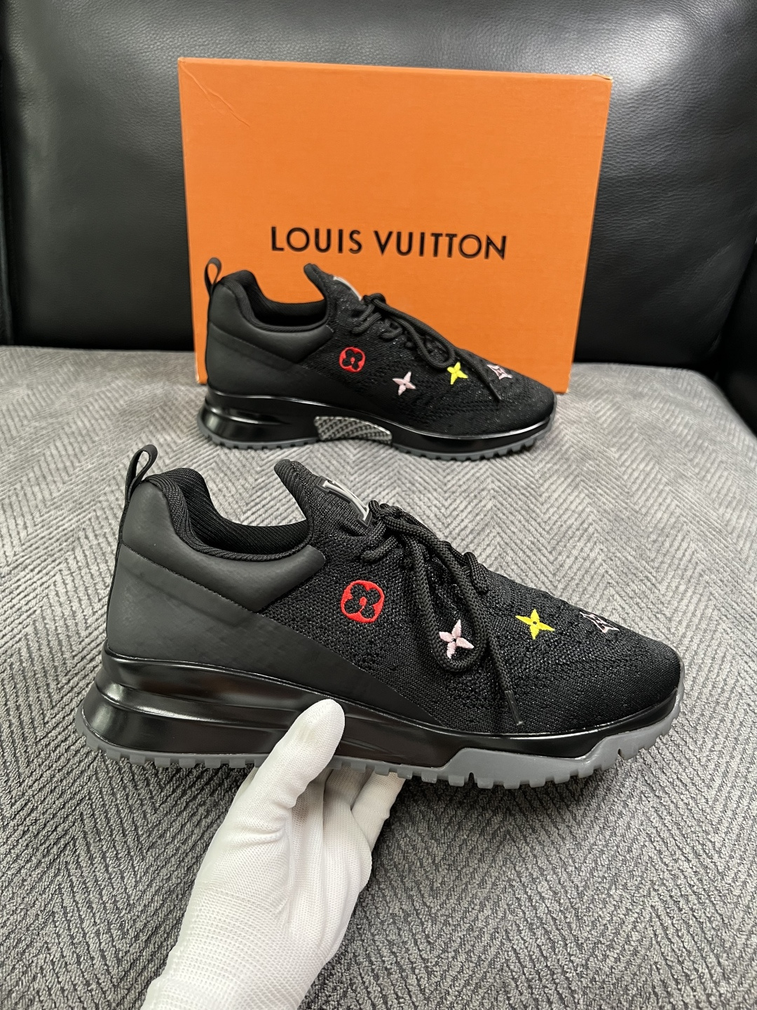 Lv  高品质  顶级工艺品  路易威登，运动板鞋专柜同步，鞋面意大利进口飞织面料，高品质拼接缤纷色彩复杂工艺品，进口牛